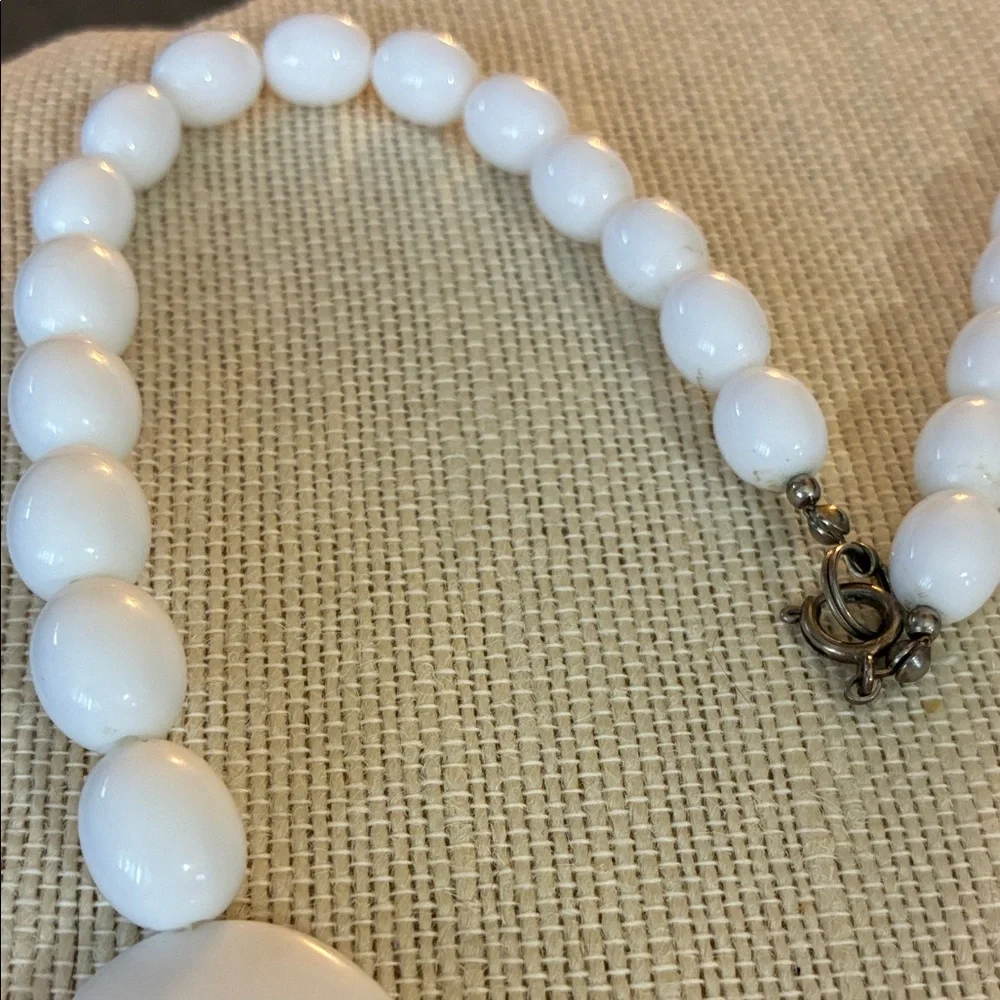 Elegant vintage White Beaded Necklace